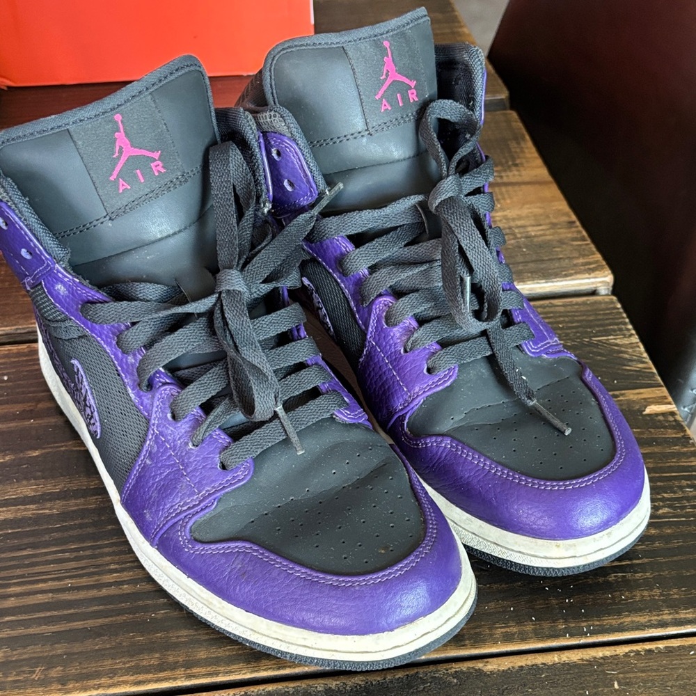 Nike AIR JORDAN Black and Purple Sneakers